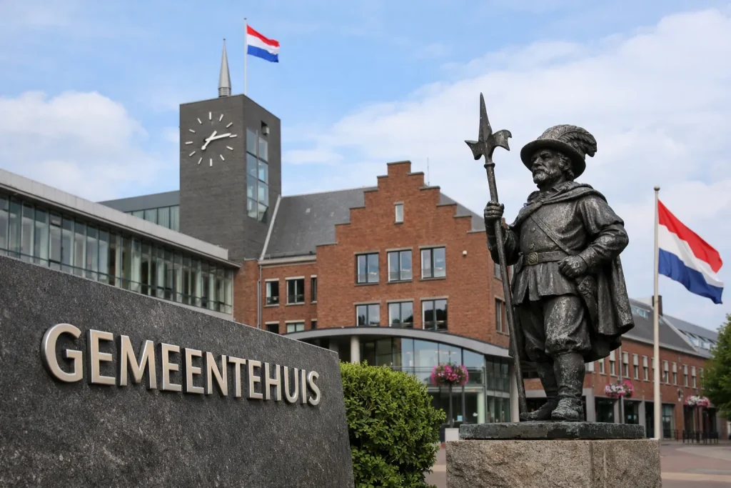 Gemeentehuis van Weert overdag met ingang van het stadhuis